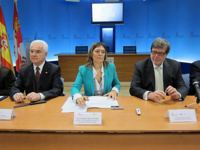 Milagros Marcos flanqueada, de izquierda a Derecha, por  Varela y  Aparicio.