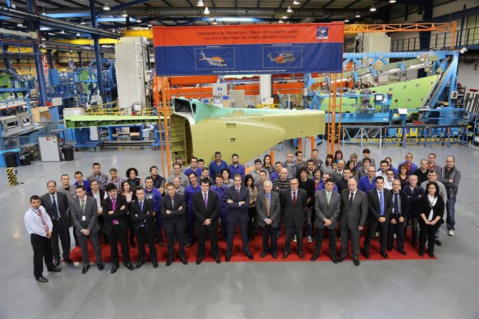 Ceremonia de entrega del helicóptero fabricado por Aernnova.