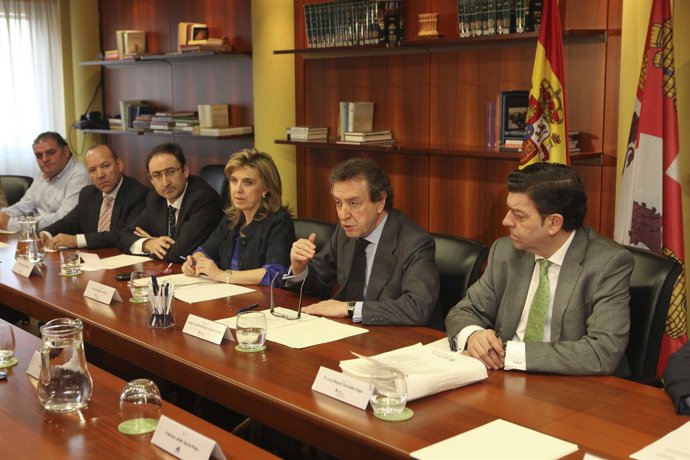 El consejero preside la reunión de la Mesa de Ordención del Territorio