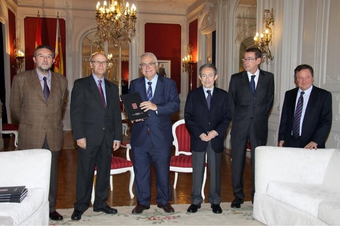 Entrega de la Memoria 2011 de la AVL en las Corts 