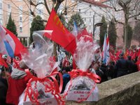 Unos 200 funcionarios se concentran a las puertas del edificio en que se presentan las medidas salariales para 2013