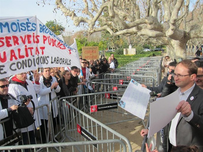 Protesta de sanitarios ante el Parlament