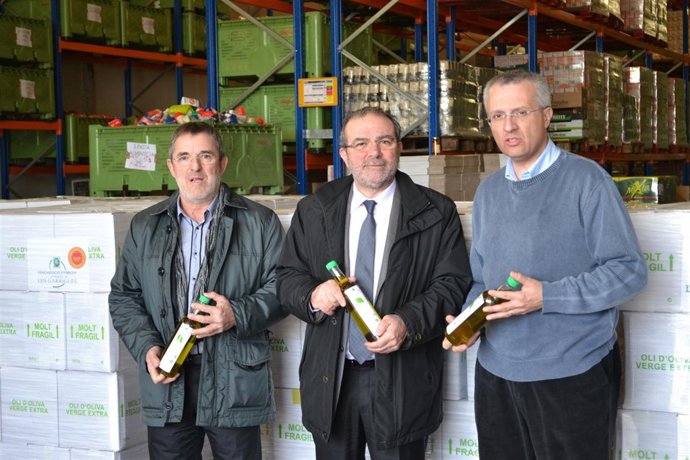 J.Segura, J.Reñé y J.M.Forné, en la entrega de aceite al Banco de Alimentos