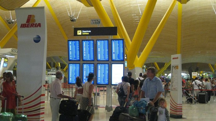 Pasajeros en Barajas T4