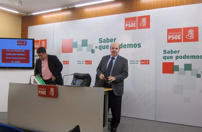 Gaspar Zarrías (derecha), con Francisco Reyes antes de la rueda de prensa.