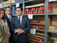 Echániz desea que la Navidad "traiga más donaciones y menos necesidades" en su visita al Banco de Alimentos de Toledo