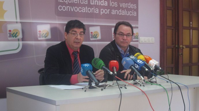 El coordinador regional de IULV-CA, Diego Valderas, y Camacho.