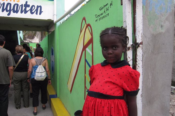 Niña En Una Escuela De Cité Militaire, Haití