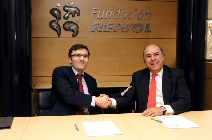 Los vicepresidentes de la Fundaciones Repsol y  ONCE tras la firma del convenio