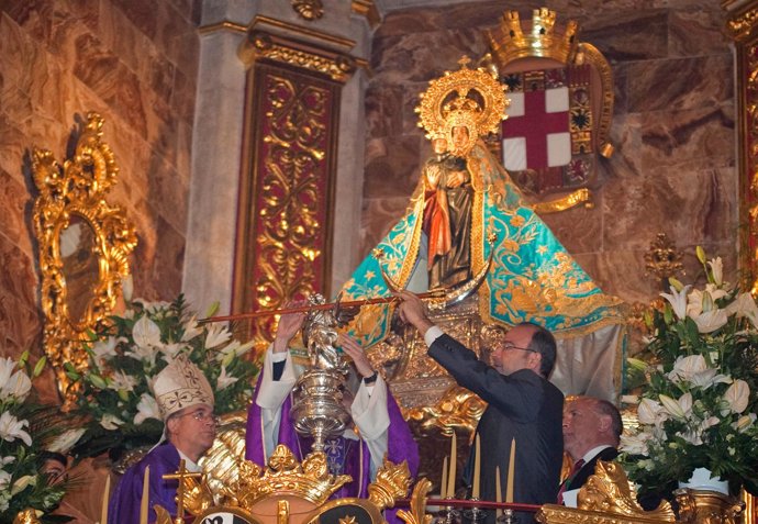 Rodríguez-Comendador entrega el bastón de mando a la Virgen del Mar