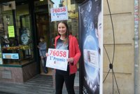 "Estoy emocionada, encantada de repartir dinero", dice la estanquera que vendió el Gordo en Oviedo