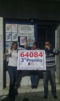 Un vendedor reparte 18,5 millones del tercer premio, 64.084, número que compra desde hace 22 años