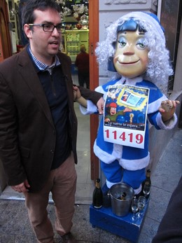 Un responsable de 'La Envidiosa' posando junto a uno de los quintos premios