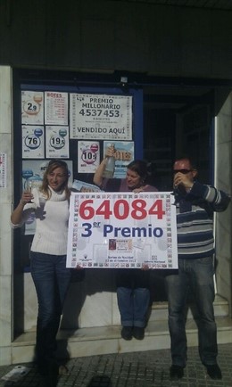 Foto de los encargados del tercer premio de la Lotería Nacional.