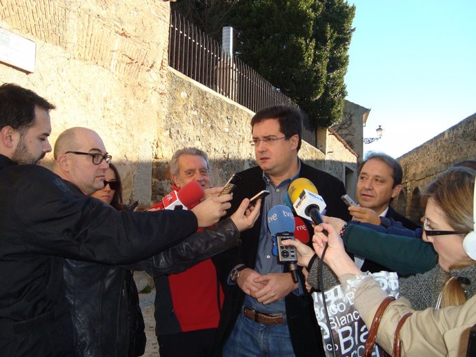 López atiende a los medios en Segovia