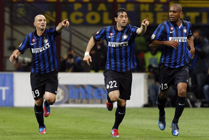 Diego Milito y Cambiasso celebran un gol del Inter