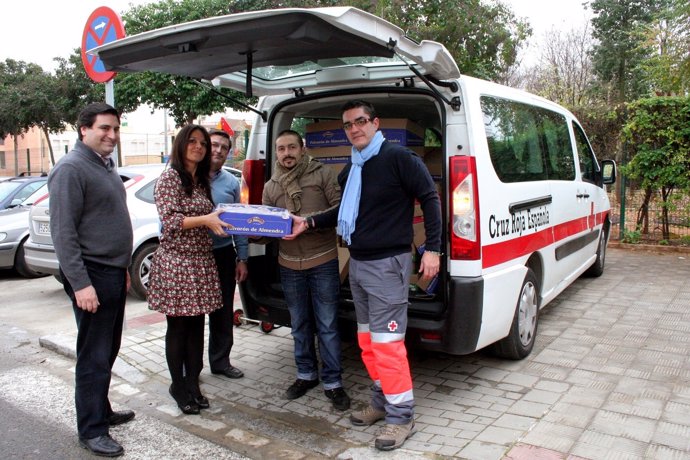 Macarena entrega mantecados a Cruz Roja