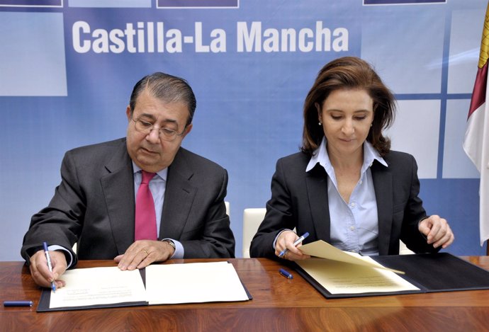 Marta Garcia de la Calzada Firma de convenio con Gas Natutal Fenosa