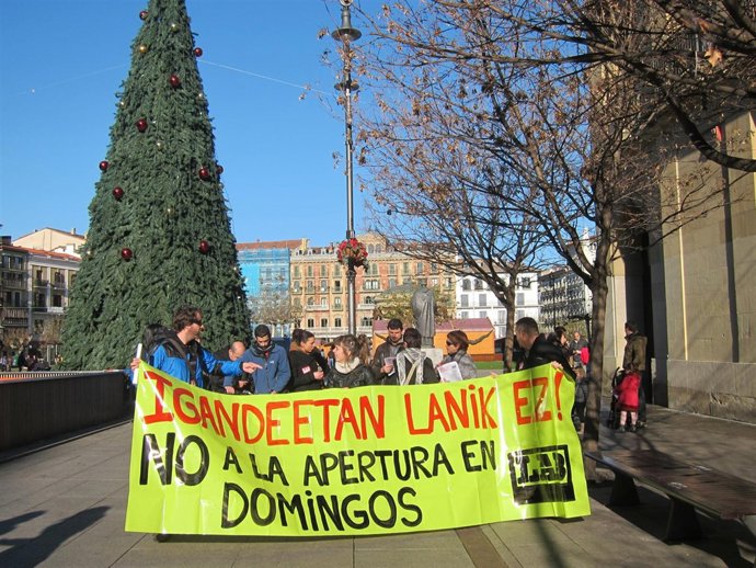 Piquete informativo de LAB contra la apertura de comercios en festivos