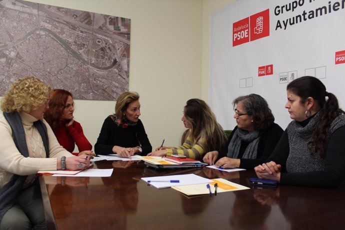 La concejala Susana López reunida con trabajadores de Claros