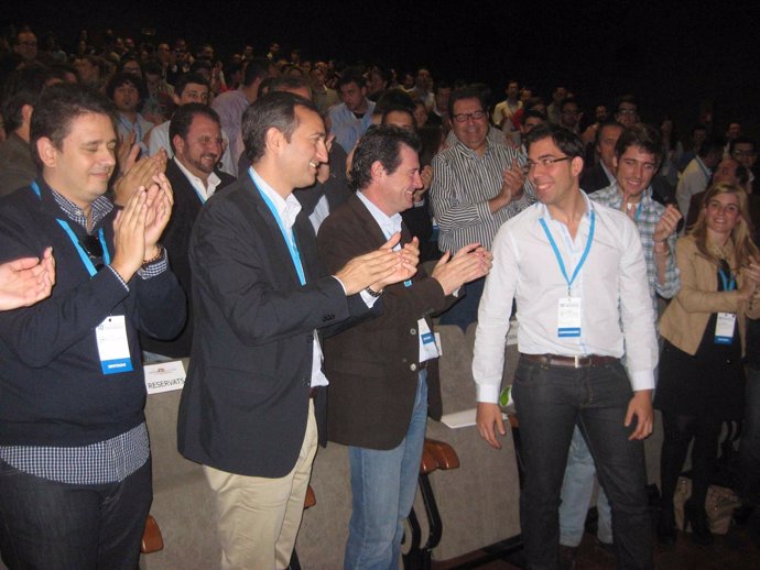 Pizana recibe los aplausos de los asistentes al congreso de NNGG Alicante.