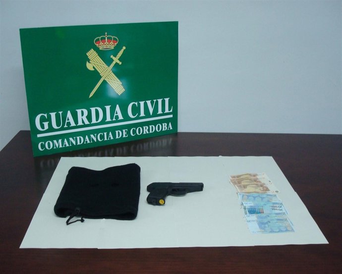 El pasamontañas y la pistola empleados en el atraco y el dinero recuperado