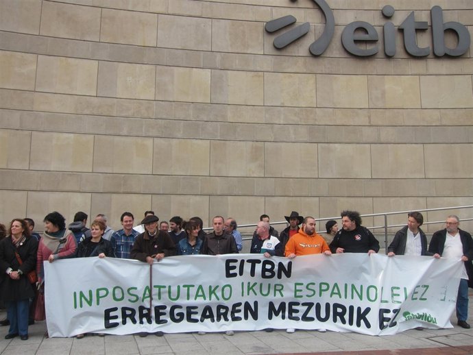 EH Bildu se concentra ante la EITB