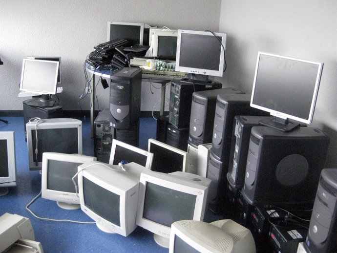 Campaña de la Casa de la Juventud para recoger ordenadores.