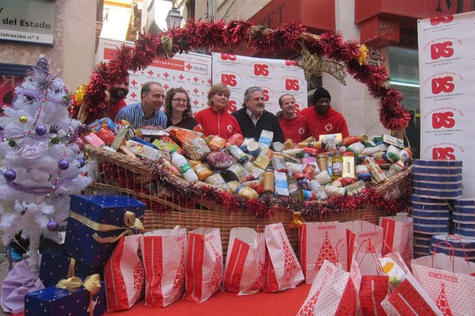 Campaña de recogida de alimentos de los comerciantes de Vía Sindicato