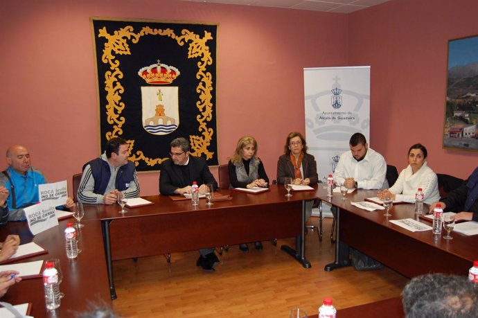 Reunión de los trabajadores de Roca con los grupos municipales de Alcalá