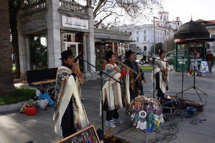 Grupos andinos en las calles de Santander 