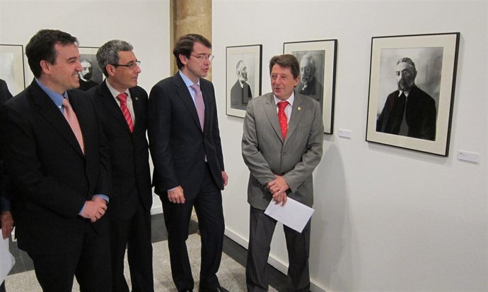Autoridades políticas observan junto al nieto de Unamuno una fotografía