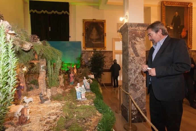 Bellóch contempla el Belén de Casa Amparo