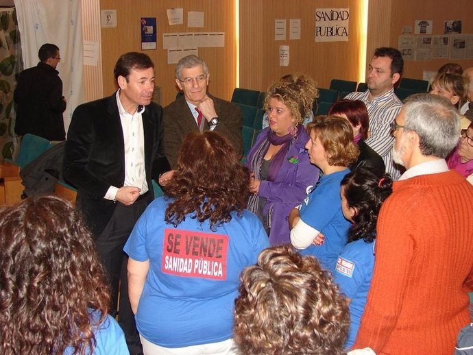 Tomás Gómez reunido con trabajadores del Hospital del Tajo