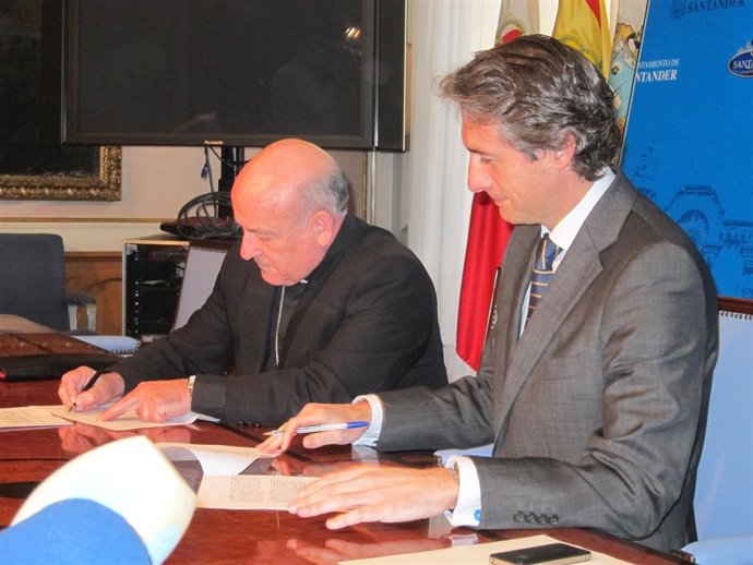 El obispo y el alcalde firman el convenio