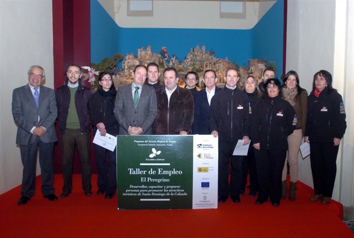 Sanz entrega diplomas turismo en Santo Domingo