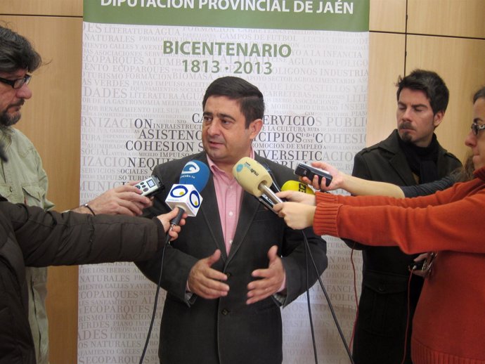 El presidente de la Diputación de Jaén, Francisco Reyes, atiende a los medios.