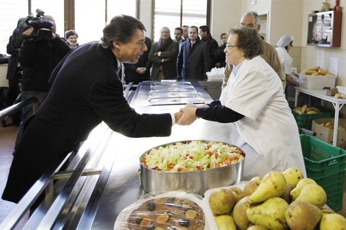 González saluda a una trabajadora del comedor social