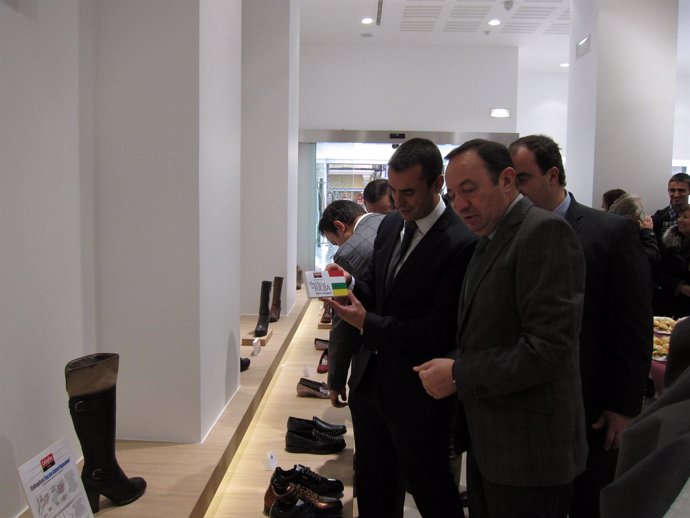 Sanz inaugura la tienda Callaghan de Logroño