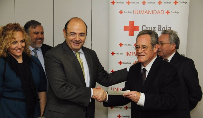 Sebastián Pérez entrega cheque a Cruz Roja