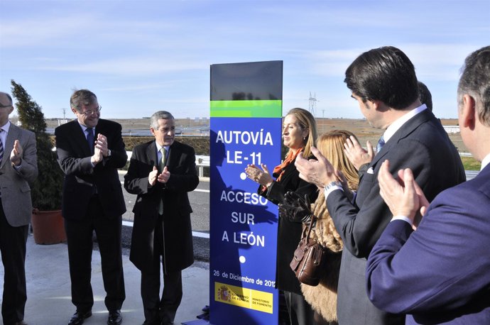 La ministra de Fomento descubre la placa del nuevo acceso Sur de León.