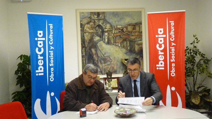 Firma del convenio entre ATADI e Ibercaja en Teruel