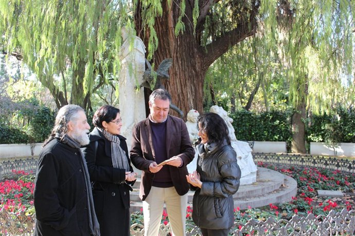 Espadas y De Pablos junto a los miembros de la asociación.