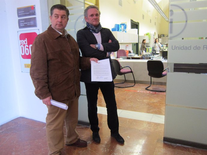 Calero y Blasco ante el Registro de Entrada de la Diputación con el escrito