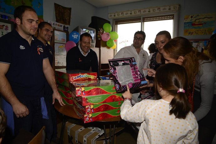 Jugadores del Vrac y Sandra Ibarra en su visita a niños enfermos de cáncer.