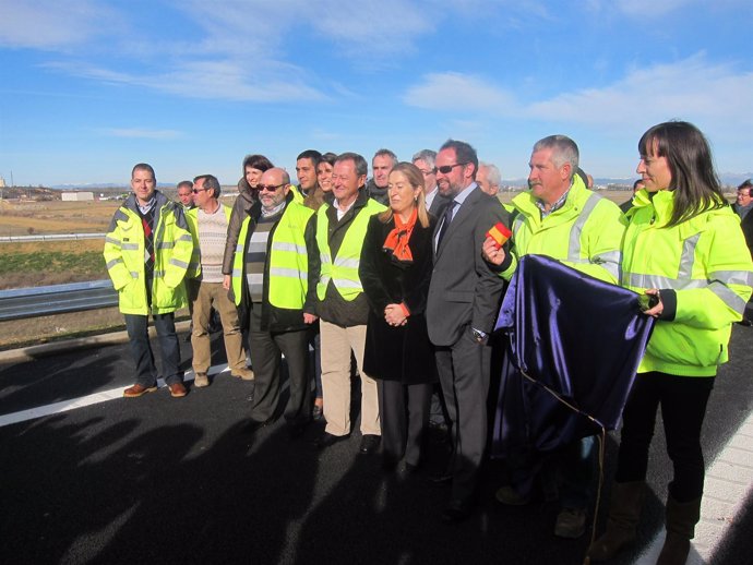 Pastor posa con el equipo de trabajo del nuevo acceso sur a León. 