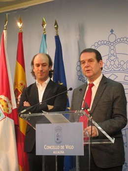 El gaiteiro Carlos Núñez con el alcalde de Vigo, Abel Caballero