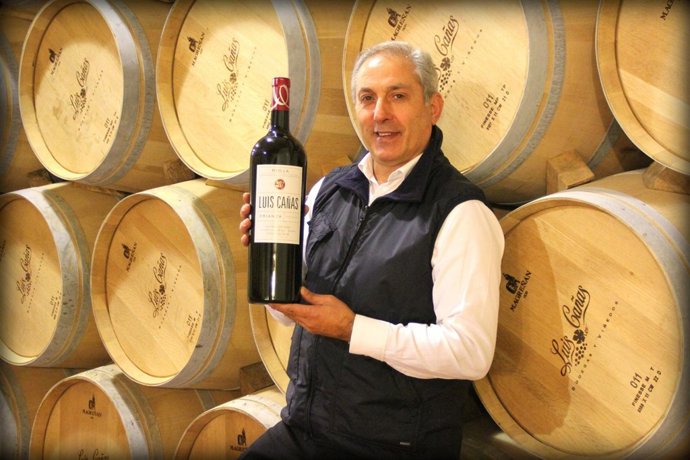 Juan Luis Cañas con el vino Luis Cañas Crianza 2009.