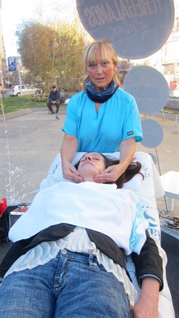 Masaje craneofacial en la 'burbuja relax' de la Asociación de Balnearios