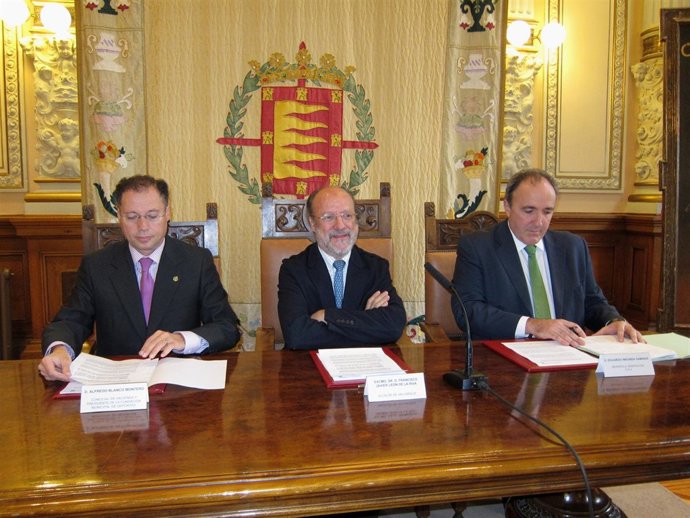 El alcalde, en el centro, acompañado por Alejandro Blanco y Eduardo Insunza.